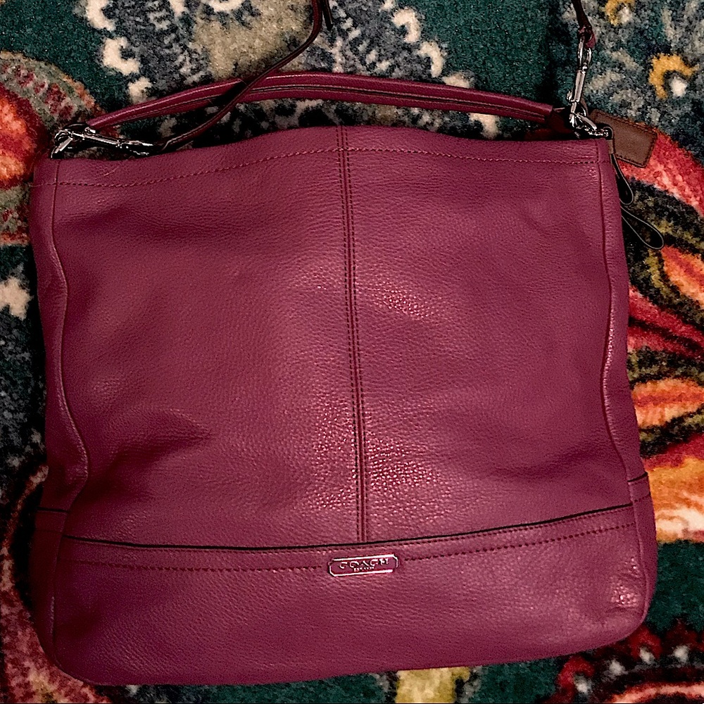 This shoulder bag makes a statement.